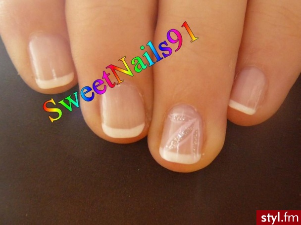 nails. Francuski manicure... + \"kwiatki\" i brokat ; ) - Paznokcie