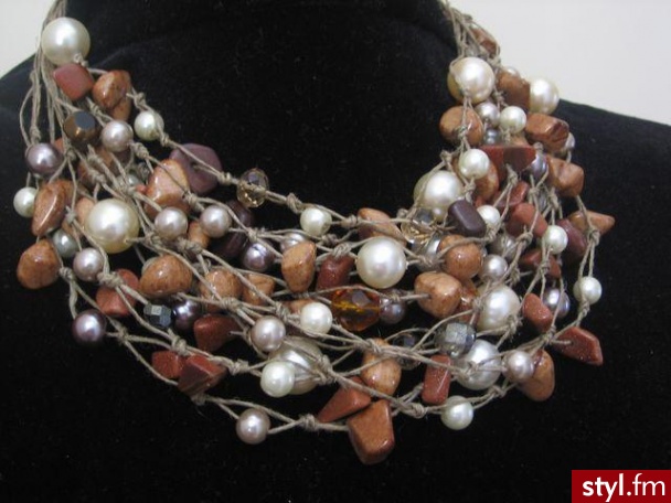 Lniany Naszyjnik Lniany. Lniany Naszyjnik Lniany z 10 sznurów na których zawiesiłam sztuczne perły, marmur, piasek pustyni, fasetowane szkło. Naszyjnik elegancko opakowany - Misz-masz