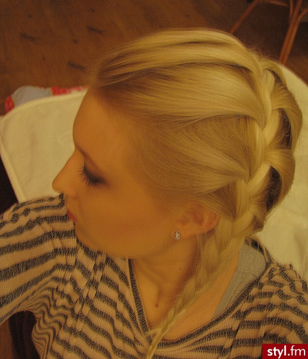 Pewnie lepiej by to wygladalo, gdybym miala wiecej wlosow, ale nie jest az tak zle:) - Blond Warkocze Proste Na co dzień Długie Fryzury