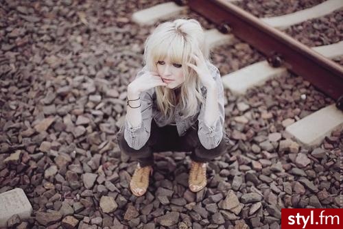 średnie półdługie - Blond Rozpuszczone Proste Na co dzień Średnie Fryzury