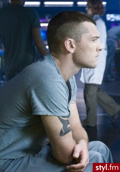 Sam Worthington - Średnie Męskie Fryzury
