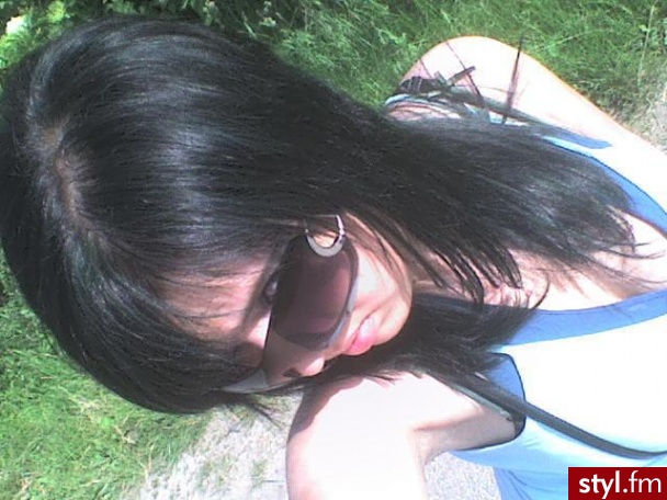 czarne wlosy obcięte w stylu ala emo i zrobione są zielone pasemka których niestety nie bardzo widać :( - Średnie Fryzury