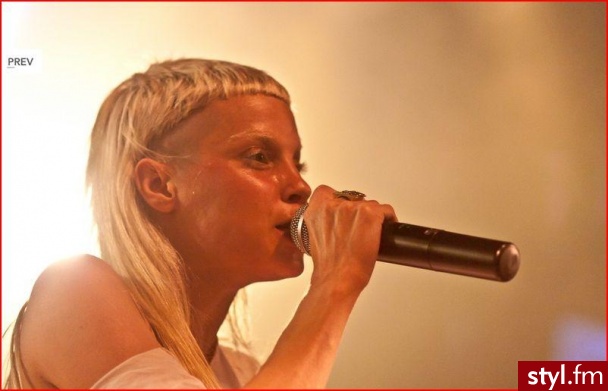 YO-LANDI VI$$ER z  die antwoord - Punk Rock Alternatywne Średnie Fryzury