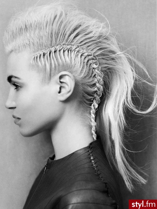 Czy ktoś ma może pomysł jak zrobić taką fryzurę? Bardzo proszę o porady. - Blond Punk Rock Alternatywne Średnie Fryzury