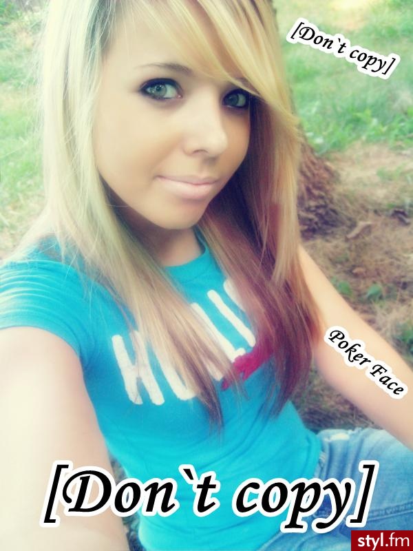 ;). Dziewczyna w blond włosach i niebieskiej bluzce - Średnie Fryzury