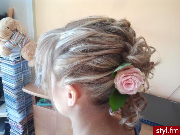 Blond Upięcie Kręcone Ślubne Średnie Fryzury