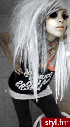 To nie ja. ! Wszystkie zdjęcia, które tu dodaję są z internetu. !! - EMO Alternatywne Średnie Fryzury