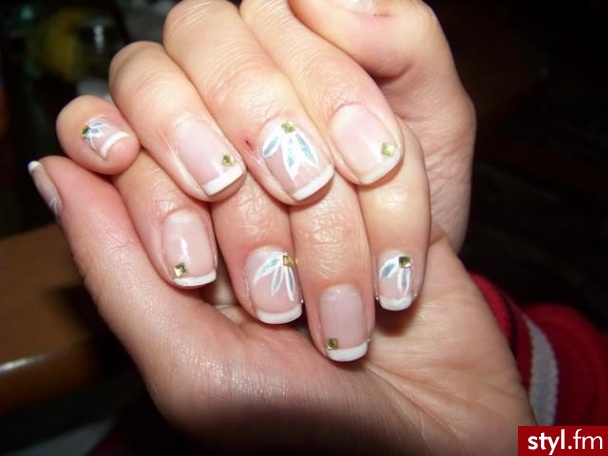 French manicure na naturalnych paznokciach ze zdobieniem w rogu nazwałam go z siostrą "zielona herbata". - Paznokcie