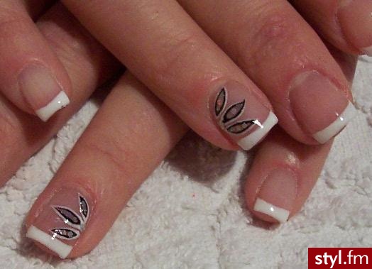 czyzby moda zaczynala sie zmieniac z 8cm tipsow:P na utwardzanie wlasnej 2,3mm plytki?? frenchyk + zdobienie ;) - Paznokcie