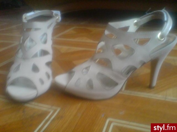 moj nowy nabytek ;)) zdjecie jednak nie ukazuje prawziwego piekna tych butow ;D wysokosc obcasa 10 cm ;)) co wy o nich sadzicie ? - Pozostałe Buty Moda