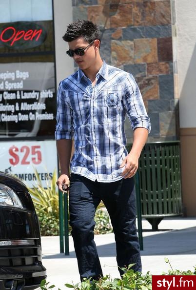 Taylor Lautner & Sara Hicks <3 - Moda uliczna Inne Moda