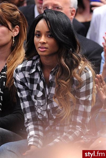Ciara na meczu Lakersów !. Ciara na meczu Lakersów !
Boskie włoskii ^^ - Kręcone Na co dzień Średnie Fryzury