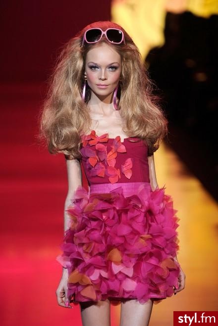 Barbie Fashion Show to specjalny pokaz mody inspirowanej stylem słynnej lalki Barbie, zorganizowany w ramach obchodów jej 50 urodzin, który odbył się w Nowym Jorku w ramach tygodnia mody 15 lutego 2009 r - Pozostałe Ciuchy Moda