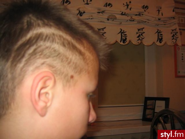 Trzy paski To miałem !!Dawno!! :P Ale też mi sie podoba a wam ;> :PP - Punk Rock Alternatywne Średnie Fryzury
