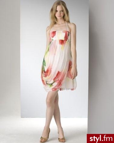 Delikatna i kobieca sukienka w kwiatowe wzory. Od Alice + Olivia, do kupienia za 440 dolarów! - Pozostałe Ciuchy Moda