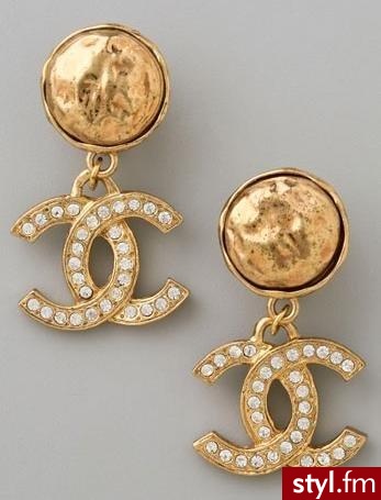 Kolczyki vintage Chanel. Kolczyki vintage Chanel. Można je kupić w internetowym sklepie Shopbop. Kosztują od 550 do 995 dolarów. - Pozostałe Dodatki Moda
