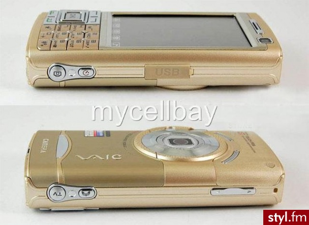 Ten śliczny telefon produkowany jest w Chinach.Xintai tak jak Sony to dobra marka.Telefon posiada aparat 5 mega pixeli,jest na 2 karty,oczywiście radio,mp3,bletooth,wszystko czego potrzebujemy... Jest cieniutki.Cena ok.600 zł. Trudny dostęp ale na allegro - Gadżety Inne Moda