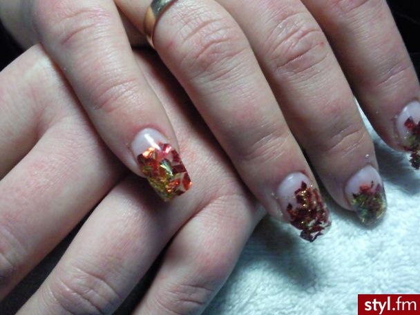 Złote nitki + czerwona folia holo. - Paznokcie