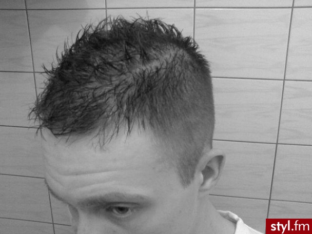 nom taka zwykla normalna fryzurka :D heh... pokazac mozna :P - Średnie Męskie Fryzury
