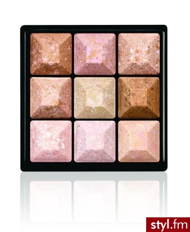 „Les Poétiques” to jesienno – zimowa propozycja makijażu domu Givenchy. W tym roku marka
zapowiada romantyzm, delikatność i wysublimowanie, a w roli głównej obsadza róż. - Makijaże