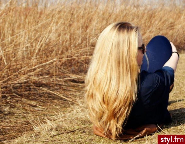 długie blond - Blond Rozpuszczone Kręcone Na co dzień Długie Fryzury