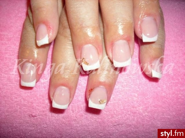 Biały french z logo Dior - Paznokcie