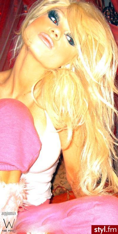 Barbie laleczka ^^. dopracowana.. włosy, makijaż.. wszystko zgodne z oryginałem :D - Długie Fryzury