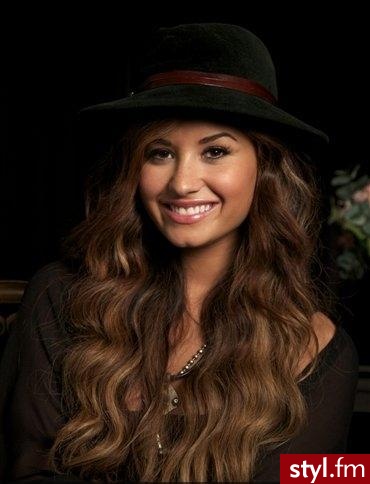 Demi Lovato - Nakrycia głowy Dodatki Moda