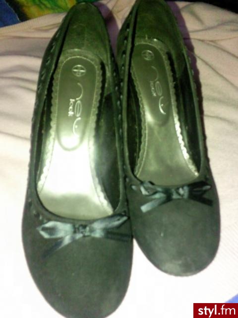 Czolenka Nev Look. Rozmiar: 39

Producent: New Look

Bardzo ladne i eleganckie czolenka z czarnego zamszu firmy New Look. Rozmiar 39. Dlugosc wkladki 25,5, wysokosc obcasa 9cm. Polecam. - Misz-masz