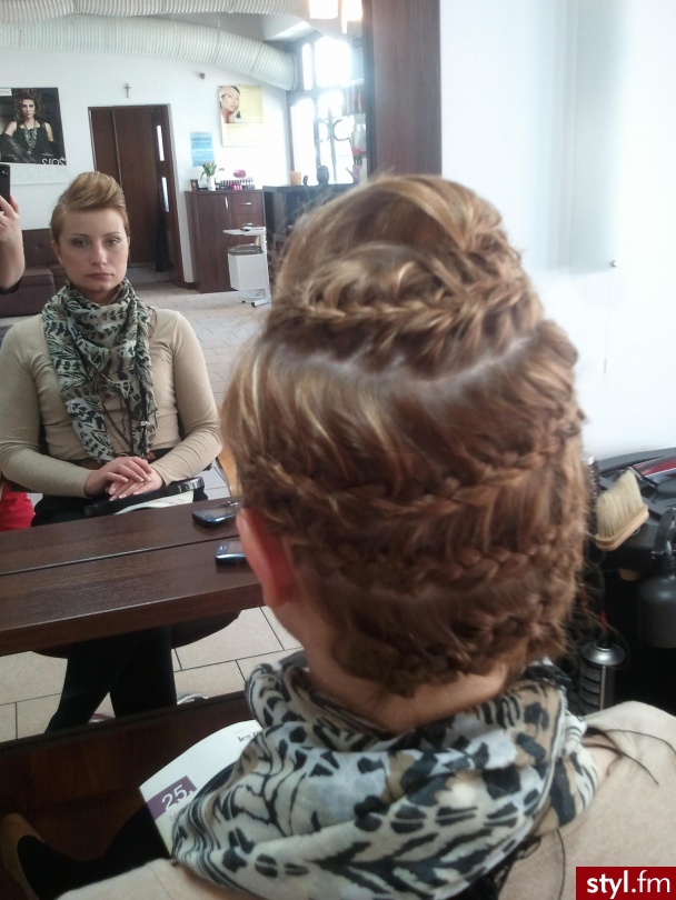 Blond Warkocze Proste Wieczorowe Średnie Fryzury