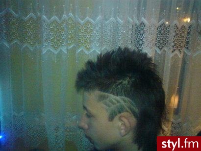 STARA I NOWA FRYZURKA:) tylko prostownica mi sie zepsuła takto fajny irokezik sychodzi:) jak jakies pytania to na gg walic smiało - Punk Rock Alternatywne Średnie Fryzury