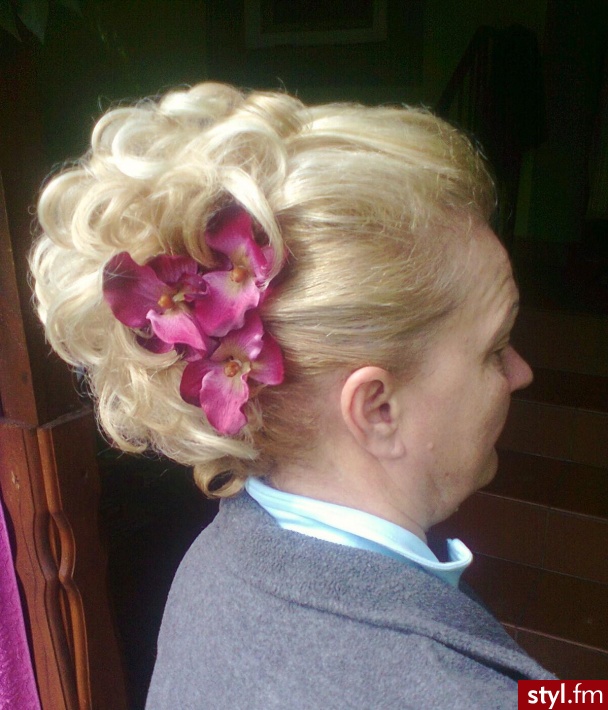 Blond Kok Kręcone Wieczorowe Średnie Fryzury