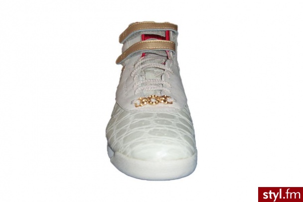 Reebok Retro Classic. Reebok Retro Classic
Rozmiar 37
Nowe
Kolor - bezowy z elementami w kolorze zlota podszewka w kolorze czerwonym

Dostepne na allegro - 
http://www.allegro.pl/item920953414_reebok_retro_classic_damskie_rozmiar_37.html - Misz-masz