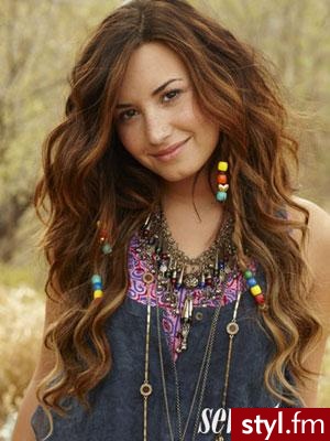 Demi Lovato - Brązowe Rozpuszczone Kręcone Na co dzień Długie Fryzury
