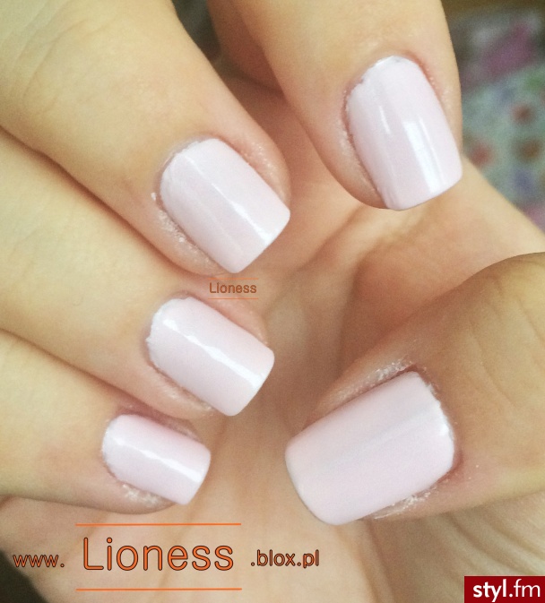 Więcej o tym lakierze znajdziesz w FILMIE: https://www.youtube.com/watch?v=44xGBOMXFH8 jak i w NOTCE NA BLOGU: http://lioness.blox.pl/2014/11/PAZNOKCIE-Rimmel-203-Lose-Your-Lingerie-RITA-ORA.html - Kwadratowe Naturalne Paznokcie