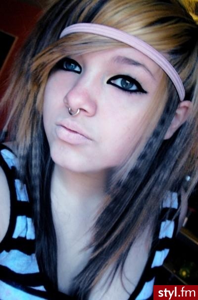 to nie moja fotka ^^ jeżeli to zdjecie znajduje sie juz w galerii prosze napisac, to usune xd - EMO Alternatywne Średnie Fryzury