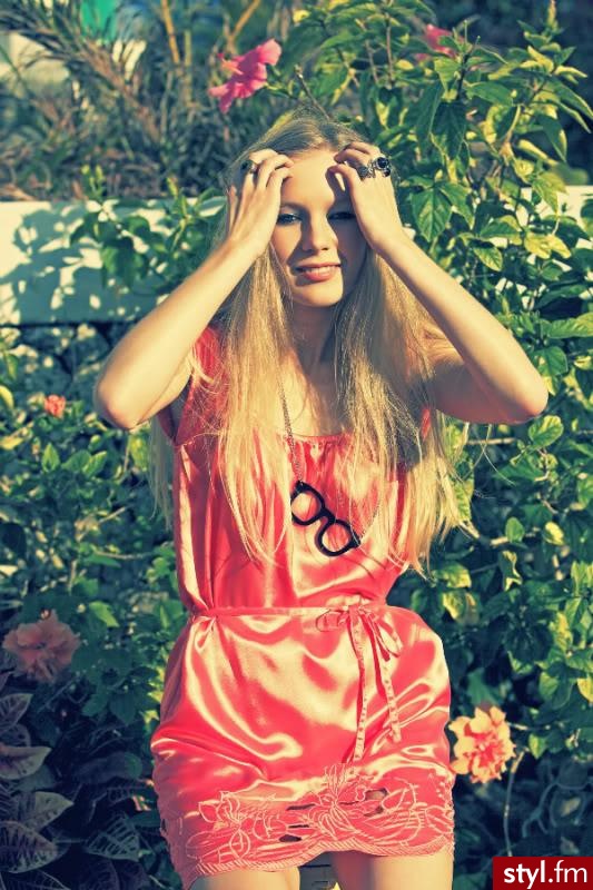 Jeżeli zdjęcie znajduje się już w galerii poproszę o link - Moda uliczna Inne Moda