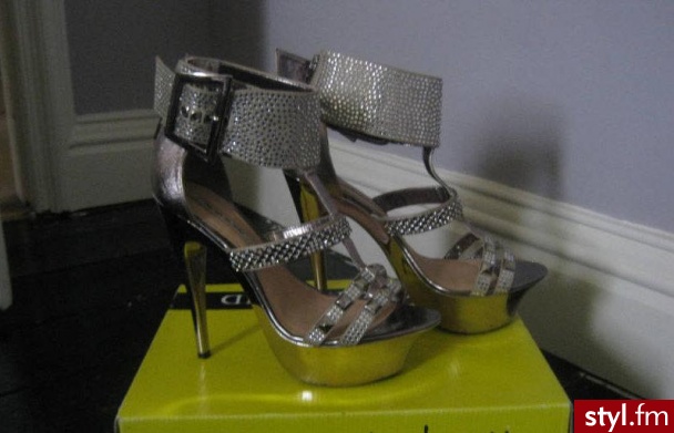 Tutaj takie same czarne -> http://ikf.styl.fm/buty/item735317.htm - Pozostałe Buty Moda