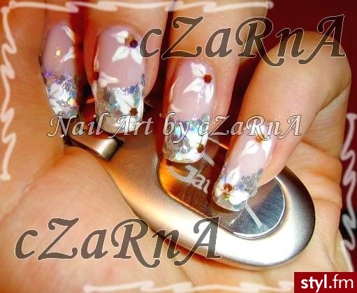 Silver + White Flowers - Paznokcie