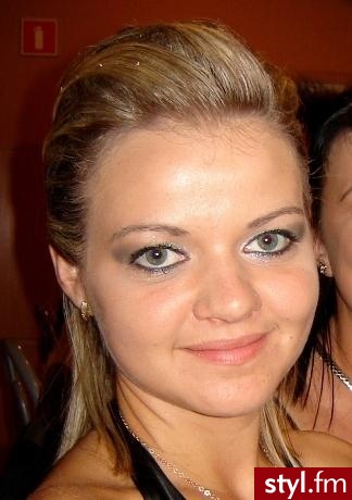 Makijaż zrobiony w kolorystyce zieleni, złóci, lazuru, czerni i muśnięć perłowych. Odważny i mocny. - Makijaże