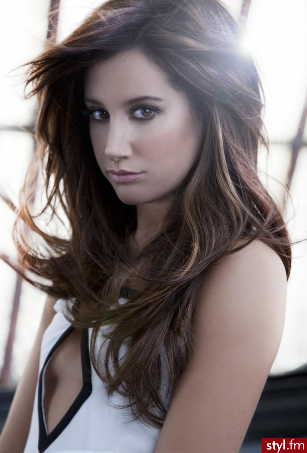 Ashley Tisdale - Brązowe Rozpuszczone Kręcone Na co dzień Długie Fryzury