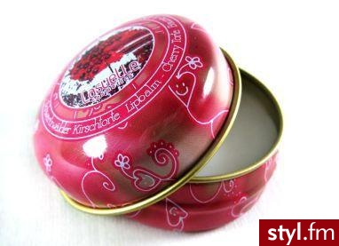 Babka kawowa, sernik bananowy, strudel jabłkowy, muffin jagodowy, placek truskawkowy czy tort wiśniowy to nazwy, pod którymi kryją się cudowne, nietuczące łakocie w postaci balsamów do ust.

Każdy z nich zamknięto w metalowym, uroczym puzderku. Pielęgnu - Misz-masz