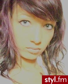 moja fryzura z 2009 r. fryzura w stylu \\\"BOB\\\" kolor purpura, pasemka mój naturalny kolor- ciemny blond - Średnie Fryzury