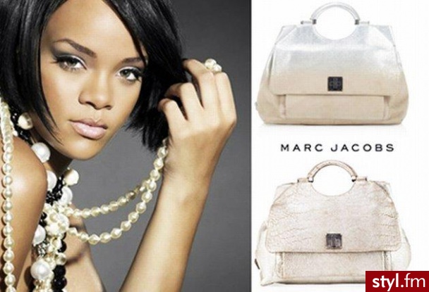 "Rihanna Bag" wyszła w dwóch wersjach: za $2,075 i za $1,650, czyli jakieś 4980 złotych i 3960 złotych! Sumka rzeczywiście powalająca. Może warto pobuszować w sklepach i znaleźć sobie coś podobnego, ale w duuuużo niższej cenie. ;P - Pozostałe Torebki Moda