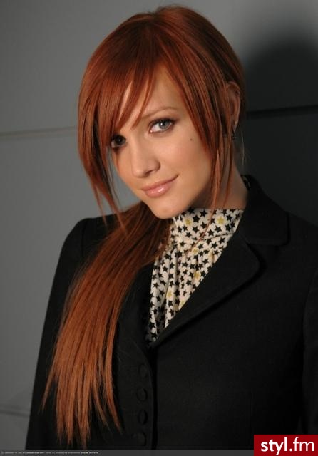 Na zdjęciu Ashlee Simpson - Długie Fryzury