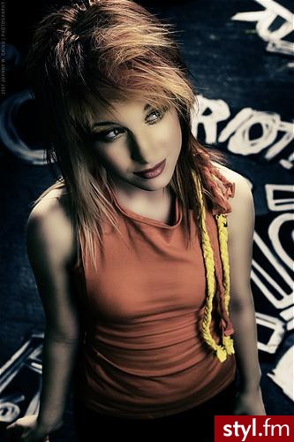 Hayley Williams from Paramore. Hayley Williams z zespołu Paramore w teledysku do Misery Business - Punk Rock Alternatywne Średnie Fryzury