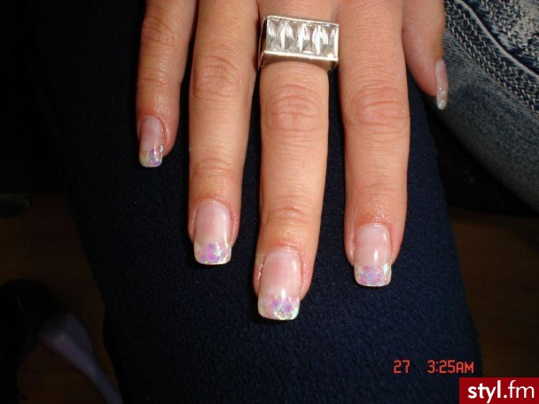 Autor: mwlodarczak delikatny hologramowy frenchyk. Autor: <b>mwlodarczak</b><br /> - Paznokcie
