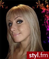 Blond srednie wlosy z pasemkami - Średnie Fryzury
