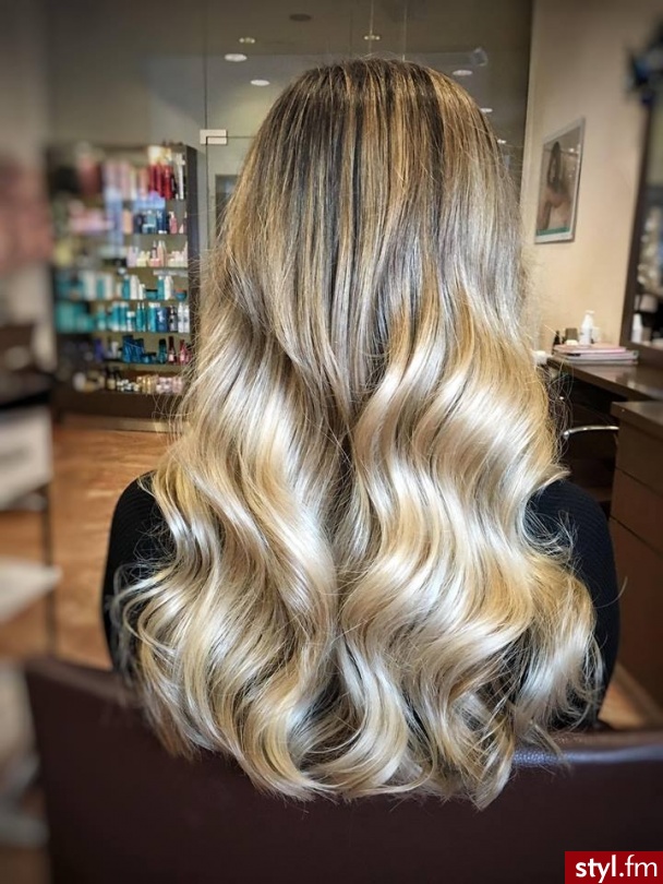 fryzjer warszawa sombre z Olaplex salon for hair - Blond Rozpuszczone Kręcone Na co dzień Długie Fryzury