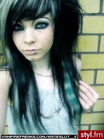 Emily Vallanueva - EMO Alternatywne Średnie Fryzury